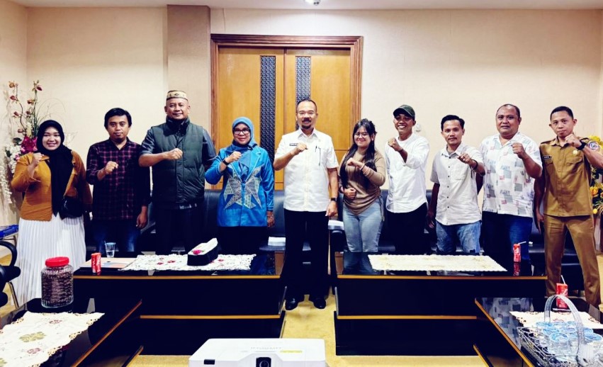 Ketua DPRD Provinsi Gorontalo, Thomas Mopili, menerima audiensi masyarakat yang tergabung dalam Aliansi Pinogu Merdeka, Senin (29/9/2025)/Ulanda.id
