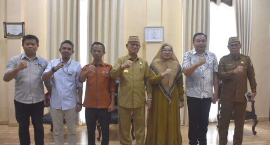 Bupati Ismet Mile didampingi Sekda Iwan Mustapa saat menerima audiensi Ketua Badan Pengawas Pemilu (Bawaslu) Kabupaten Bone Bolango, Sofyan Djama bersama jajaran, di Ruang Kerja Bupati, Selasa (9/9/2025). (F.AKP-Diskominfo)/Ulanda.id