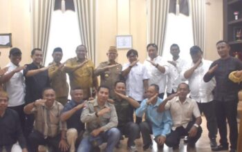 Bupati Ismet Mile saat menerima audiens Ketua KTNA Bone Bolango Faisal Mohie bersama jajaran pengurus, di Ruang Kerja Bupati, Senin (8/9/2025). (F.AKP-Tim Redaksi)/Ulanda.id