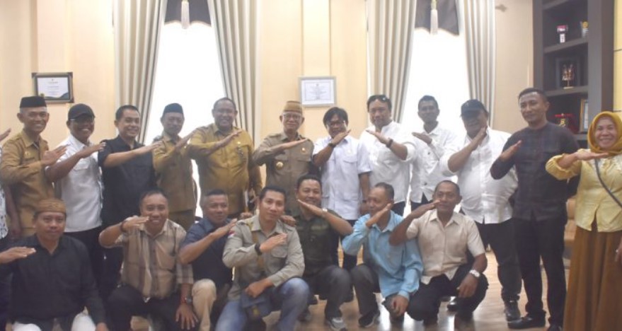 Bupati Ismet Mile saat menerima audiens Ketua KTNA Bone Bolango Faisal Mohie bersama jajaran pengurus, di Ruang Kerja Bupati, Senin (8/9/2025). (F.AKP-Tim Redaksi)/Ulanda.id
