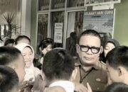 Gambar dari potongan video yang memperlihatkan tangis haru siswa SMP Negeri 1 Prabumulih, Sumatera Selatan, saat melepas Kepala Sekolah, Roni Ardiansyah, viral karena dicopot dari jabatannya. (Istimewa)/Ulanda.id