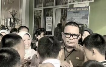 Gambar dari potongan video yang memperlihatkan tangis haru siswa SMP Negeri 1 Prabumulih, Sumatera Selatan, saat melepas Kepala Sekolah, Roni Ardiansyah, viral karena dicopot dari jabatannya. (Istimewa)/Ulanda.id