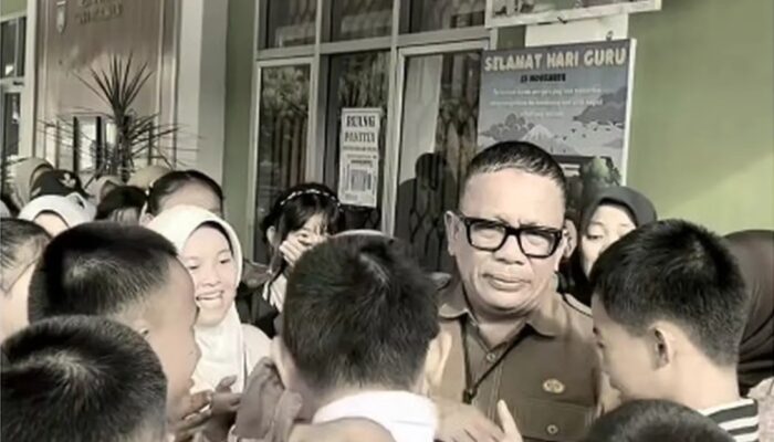 Tangis Siswa SMPN 1 Prabumulih Lepas Kepala Sekolah, Dinas Sebut Mutasi Rotasi Biasa