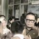 Gambar dari potongan video yang memperlihatkan tangis haru siswa SMP Negeri 1 Prabumulih, Sumatera Selatan, saat melepas Kepala Sekolah, Roni Ardiansyah, viral karena dicopot dari jabatannya. (Istimewa)/Ulanda.id