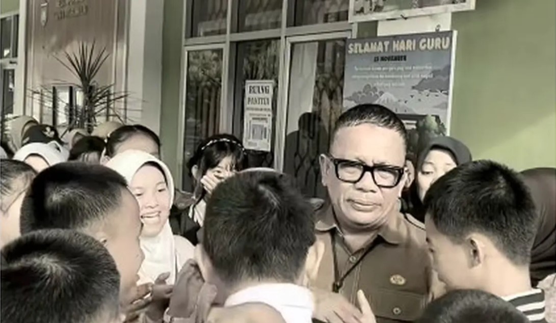 Gambar dari potongan video yang memperlihatkan tangis haru siswa SMP Negeri 1 Prabumulih, Sumatera Selatan, saat melepas Kepala Sekolah, Roni Ardiansyah, viral karena dicopot dari jabatannya. (Istimewa)/Ulanda.id