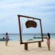 PUNYA DAYA TARIK: Rombongan wisatawan dari Tiongkok menikmati keindahan pantai Pulau Tabuhan yang memiliki pasir putih tersebut. (Ramada Kusuma/Radar Banyuwangi)/Ulanda.id