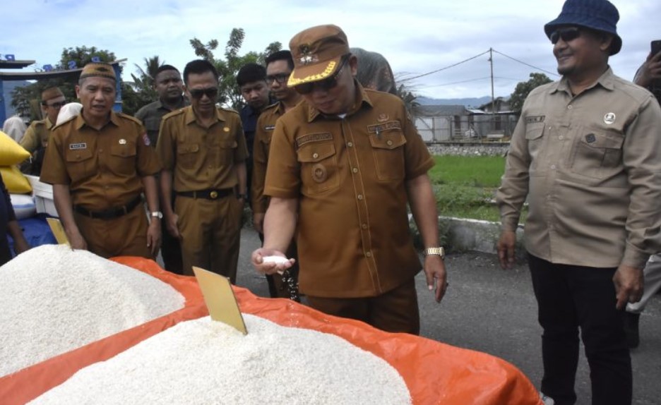 Wakil Bupati Bone Bolango, Risman Tolingguhu didampingi Sekda Iwan Mustapa, dan Staf Ahli Bupati, serta pimpinan OPD terkait saat melakukan inspeksi mendadak (Sidak) harga bahan kebutuhan pangan atau kebutuhan pokok masyarakat di Pasar Selasa Oluhuta Utara, Kecamatan Kabila, Selasa (23/09/2025). (F.AKP-Diskominfo)/Ulanda.id