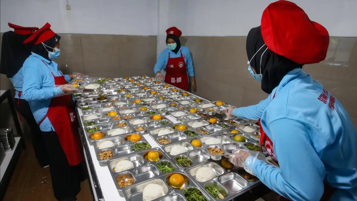 Pekerja menyiapkan Makanan Bergizi Gratis (MBG) di Dapur Makan Bergizi Gratis Kebayunan, Tapos, Depok, Jawa Barat, Senin (6/1/2025). (merdeka.com/Arie Basuki)/Ulanda.id