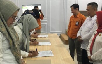 Penandatanganan komitmen bersama pelaksanaan penguatan Wali Data oleh para Sekretaris OPD di Pemerintah Kabupaten Bone Bolango. (F.Indra/Diskominfo)/Ulanda.id