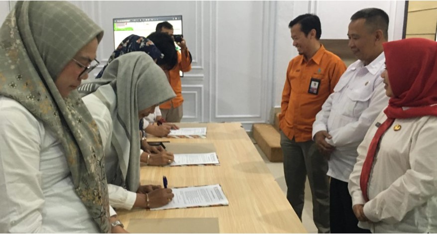 Penandatanganan komitmen bersama pelaksanaan penguatan Wali Data oleh para Sekretaris OPD di Pemerintah Kabupaten Bone Bolango. (F.Indra/Diskominfo)/Ulanda.id