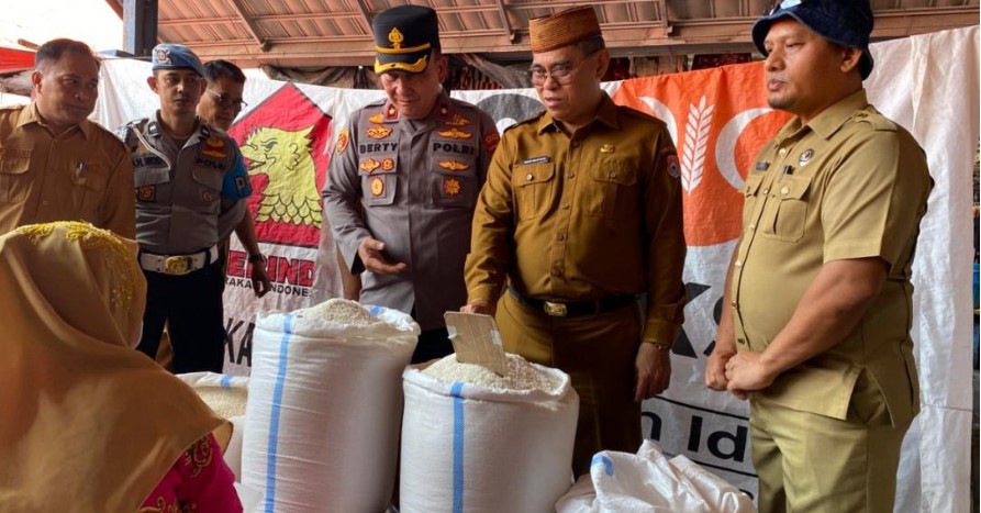 Sekda Iwan Mustapa saat melakukan sidak di Pasar Talumopatu, Kecamatan Tapa, Senin (22/9/2025). (F..Afik/Diskominfo)/Ulanda.id