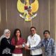 Wartawan CNN Indonesia Diana Valencia (tengah) menerima kembali kartu identitas (ID) liputan Istana usai pertemuan dengan Biro Pers Sekretariat Presiden dan CNN Indonesia di Kompleks Istana Kepresidenan Jakarta, Senin (29/9/2025). ANTARA/Dokumentasi Pribadi/pri/Ulanda.id