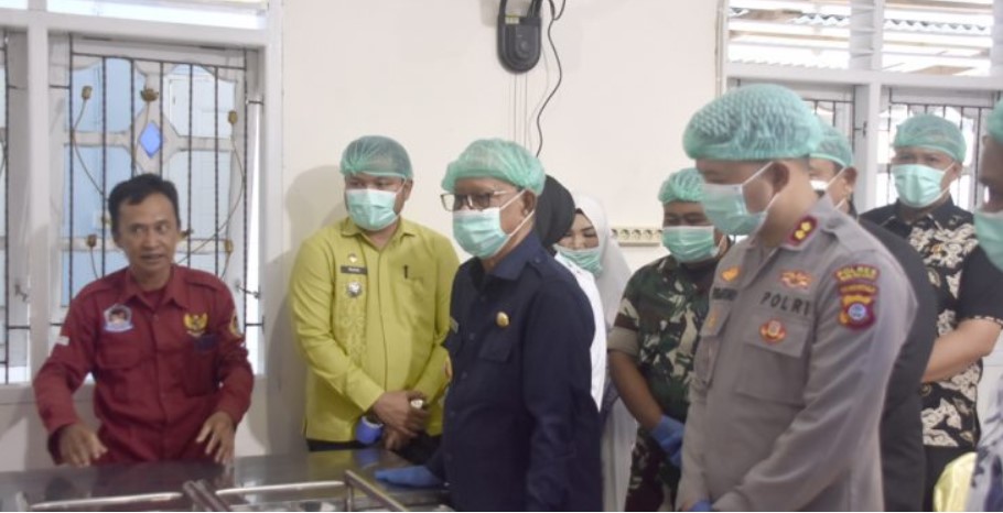 Bupati Ismet Mile resmi meluncurkan dan meninjau langsung Satuan Pelayanan Pemenuhan Gizi (SPPG) pertama yang berlokasi di Desa Talulobutu Selatan, Kecamatan Tapa, Kamis (4/9/2025. (F.Fauzi)/Ulanda.id