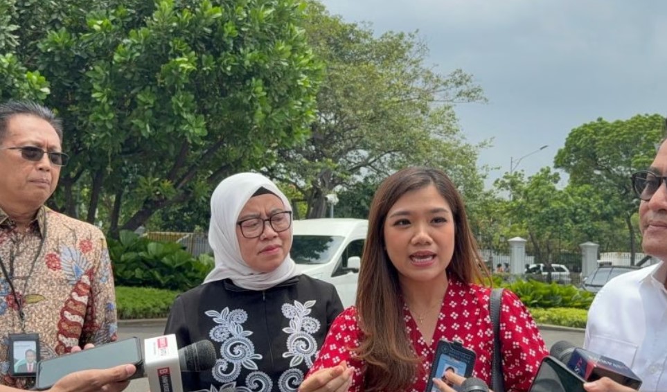 Wartawan CNN Indonesia, Diana Valencia, telah mendapatkan kartu identitas (ID) peliputan Istana setelah pertemuan dengan Biro Pers Sekretariat Presiden di Kompleks Istana Kepresidenan Jakarta, Senin (29/9/2025). ANTARA/Mentari Dwi Gayati/Ulanda.id