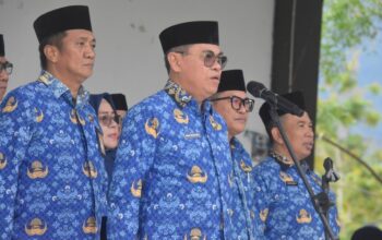 Sekda Iwan Mustapa saat memimpin Apel Korpri di Lingkungan Pemerintah Kabupaten Bone Bolango yang dilaksanakan di Lapangan Alun-Alun Bone Bolango, Rabu (17/9/2025). (F.AKP/Diskominfo)/Ulanda.id