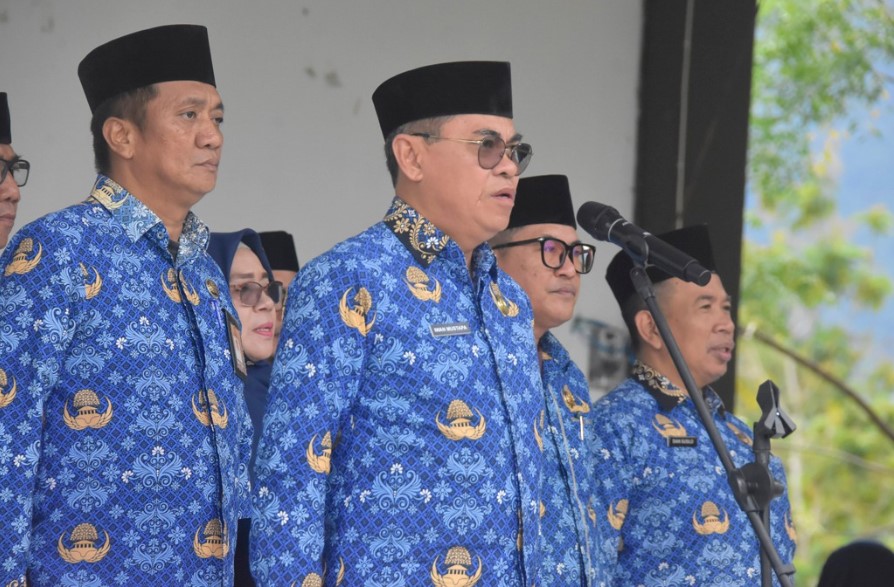 Sekda Iwan Mustapa saat memimpin Apel Korpri di Lingkungan Pemerintah Kabupaten Bone Bolango yang dilaksanakan di Lapangan Alun-Alun Bone Bolango, Rabu (17/9/2025). (F.AKP/Diskominfo)/Ulanda.id