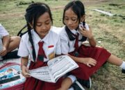 Ilustrasi murid sekolah sedang membaca buku/ Foto: Pexels/ulanda.id