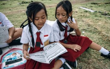 Ilustrasi murid sekolah sedang membaca buku/ Foto: Pexels/ulanda.id