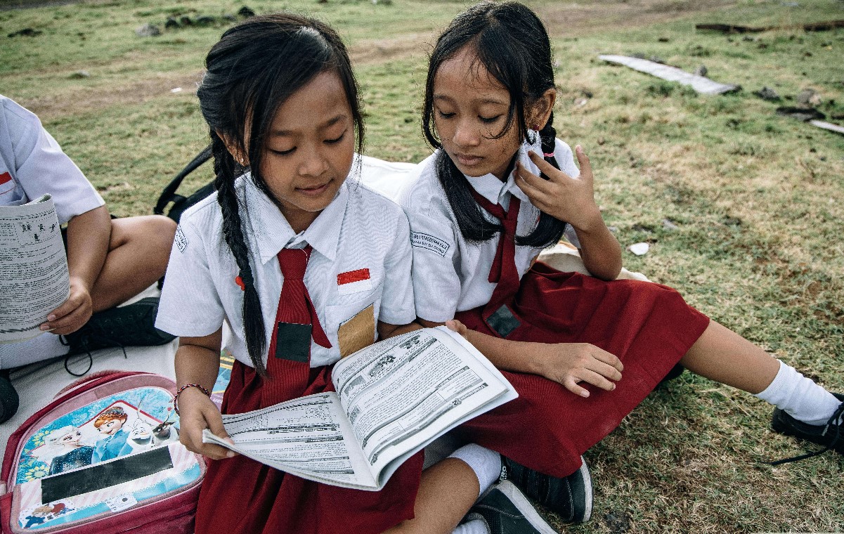 Ilustrasi murid sekolah sedang membaca buku/ Foto: Pexels/ulanda.id