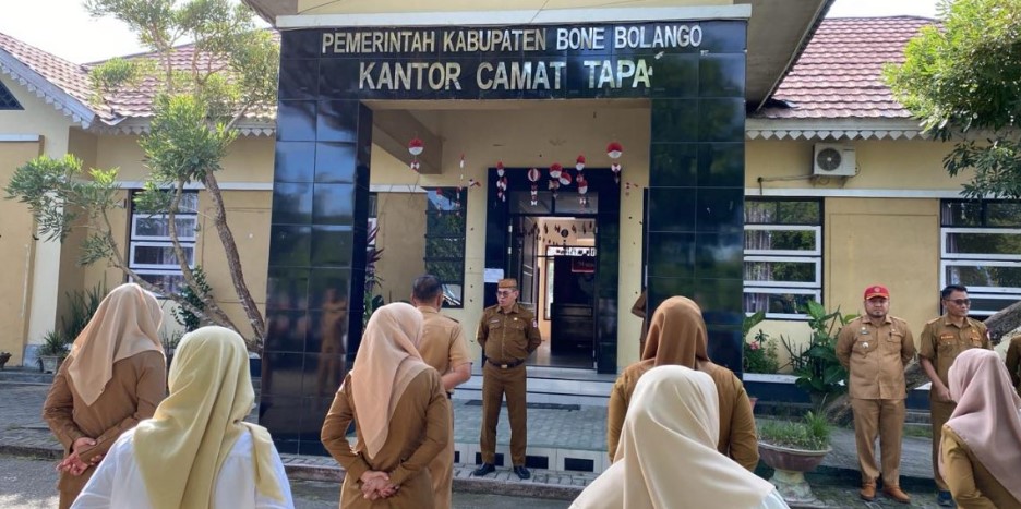 Sekretaris Daerah (Sekda) Kabupaten Bone Bolango, Iwan Mustapa, memimpin apel kerja di Kecamatan Tapa, Senin 22/9/2025). (F. Afik/Diskominfo)/Ulanda.id