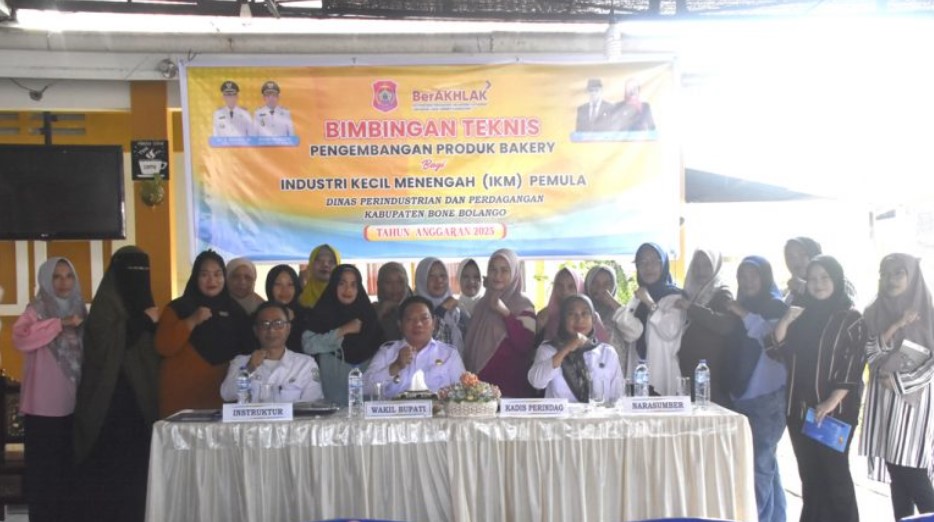 Bimbingan Teknis Pengembangan Produk Bakery bagi IKM Pemula yang secara resmi dibuka oleh Wakil Bupati Bone Bolango, Risman Tolingguhu, di IKM RISKI, Desa Tanggilingo, Kecamatan Kabila, Rabu (24/9/2025). (F.AKP-Diskominfo)/Ulanda.id