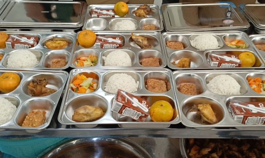 Sejumlah petugas dapur SPPG di beberapa wilayah di Kabupaten Bandung, Jawa Barat, saat akan mendistribusikan makanan MBG, Kamis (25/9/2025) (KOMPAS.COM/M. Elgana Mubarokah)/Ulanda.id