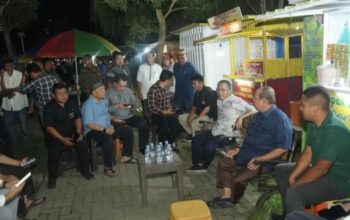 Wali Kota Gorontalo Adhan Dambea saat mengunjungi aktivitas usaha mikro, kecil, dan menengah (UMKM) di ruas Jalan Nani Wartabone dan Jalan Madura. (Foto: Humas Pemkot Gorontalo)/Ulanda.id