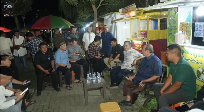 Wali Kota Gorontalo Adhan Dambea saat mengunjungi aktivitas usaha mikro, kecil, dan menengah (UMKM) di ruas Jalan Nani Wartabone dan Jalan Madura. (Foto: Humas Pemkot Gorontalo)/Ulanda.id
