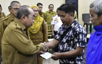 Wali Kota Gorontalo, Adhan Dambea saat memberikan bantuan bahan bakar minyak (BBM) jenis Pertalite kepada Sebanyak 450 pengemudi bentor di Kota Gorontalo. (Foto: Humas Pemkot Gorontalo)/Ulanda.id