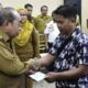 Wali Kota Gorontalo, Adhan Dambea saat memberikan bantuan bahan bakar minyak (BBM) jenis Pertalite kepada Sebanyak 450 pengemudi bentor di Kota Gorontalo. (Foto: Humas Pemkot Gorontalo)/Ulanda.id