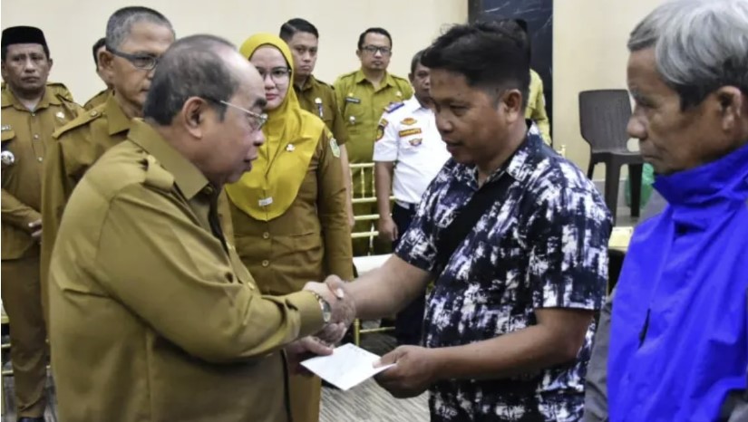 Wali Kota Gorontalo, Adhan Dambea saat memberikan bantuan bahan bakar minyak (BBM) jenis Pertalite kepada Sebanyak 450 pengemudi bentor di Kota Gorontalo. (Foto: Humas Pemkot Gorontalo)/Ulanda.id