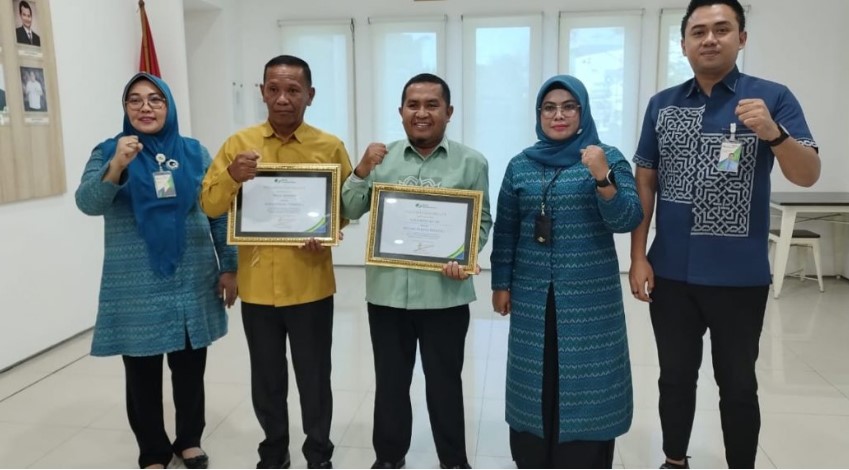 Penanggungjawab Wadah “Nur Annisa Lestari”, Abd. Kadir Pakaya saat menerima Wadah Perisai Terbaik I se-Sulawesi Maluku/Ulanda.id