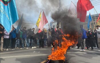 Aksi Demo di Gorontalo Memanas, Massa Bakar Ban dan Lumpuhkan Lalu Lintas