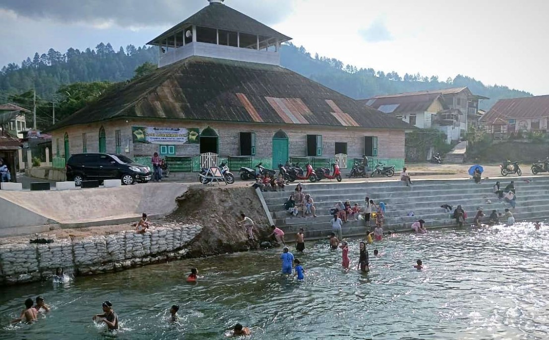 Keceriaan Warga Mandi di Sungai Peusangan Asir-Asir. (Foto: untuk RRI/Fauzi)/Ulanda.id
