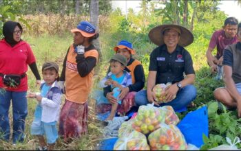 Espin Tulie bersama fraksi PDI Perjuangan Kabupaten Gorontlo saat Hari Tani Nasional 2025