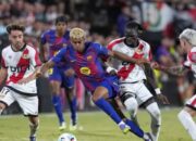 Lamine Yamal (Barcelona) dihadang oleh Unai Lopez dan Pathe Ciss (Rayo) dalam laga La Liga Spanyol di Vallecas stadium, Madrid, 31 Agustus 2025. (AP Photo/Manu Fernandez)/Ulanda.id