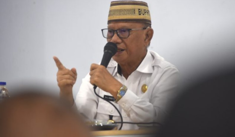 Bupati Ismet Mile saat memimpin Rapat Pimpinan bersama para Kepala Organisasi Perangkat Daerah (OPD), Sekretaris OPD, Kepala Bidang, Camat, Sekretaris Camat, Kepala Desa, Lurah, serta Sekretaris Desa dan Lurah di BPU Kabila, Rabu (3/9/2025). (F.AKP-Tim Redaksi)/Ulanda.id