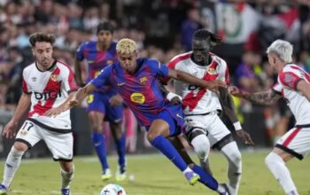 Lamine Yamal (Barcelona) dihadang oleh Unai Lopez dan Pathe Ciss (Rayo) dalam laga La Liga Spanyol di Vallecas stadium, Madrid, 31 Agustus 2025. (AP Photo/Manu Fernandez)/Ulanda.id
