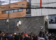 Rumah Ahmad Sahroni digeruduk dan dijarah massa. (ANTARA FOTO/Dhemas Reviyanto)/Ulanda.id