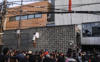 Rumah Ahmad Sahroni digeruduk dan dijarah massa. (ANTARA FOTO/Dhemas Reviyanto)/Ulanda.id
