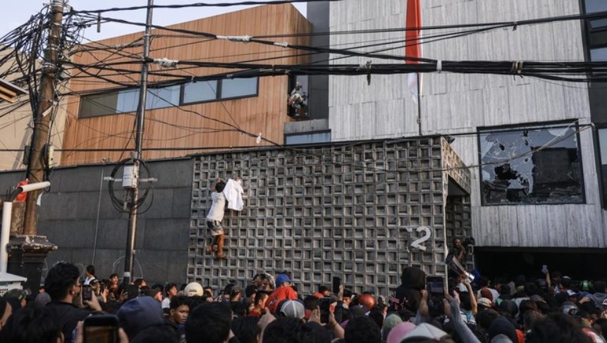 Rumah Ahmad Sahroni digeruduk dan dijarah massa. (ANTARA FOTO/Dhemas Reviyanto)/Ulanda.id