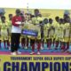 Sekda Iwan Mustapa saat menyerahkan trofi dan hadiah uang tunai sebesar Rp5 juta kepada SMP Tapa sebagai juara I Turnamen Bupati Cup Bonebol 2025, yang digelar di GOR Harapan dan Prestasi, Selasa (16/9/2025). (F.AKP-Diskominfo)/Ulanda.id