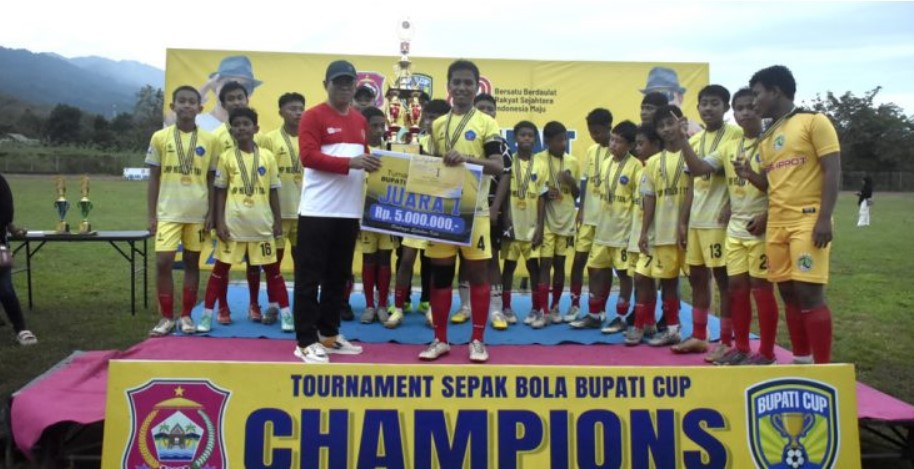 Sekda Iwan Mustapa saat menyerahkan trofi dan hadiah uang tunai sebesar Rp5 juta kepada SMP Tapa sebagai juara I Turnamen Bupati Cup Bonebol 2025, yang digelar di GOR Harapan dan Prestasi, Selasa (16/9/2025). (F.AKP-Diskominfo)/Ulanda.id
