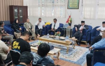 Para Alumni UNIGo, tengah mendengarkan penjelasan dari pihak Yayasan DLP Gorontalo terkait pengunduran diri Rektor UNIGo/Ulanda.id