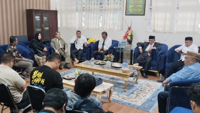 Para Alumni UNIGo, tengah mendengarkan penjelasan dari pihak Yayasan DLP Gorontalo terkait pengunduran diri Rektor UNIGo/Ulanda.id
