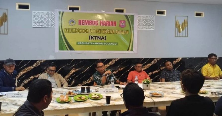 Rembuk harian perdana kelompok KTNA Bone Bolango untuk sisa periode 2025-2026 bersama pengurus kabupaten dan kecamatan, di RM. King Tuna Resto, Selasa (2/8/2025) malam. (F.AKP-Tim Redaksi)/Ulanda.id