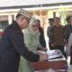 Bupati Bone Bolango, Ismet Mile saat melantik sejumlah Pejabat Administrator dan Pengawas di lingkungan Pemerintah Kabupaten Bone Bolango di Bandayo Rumah Dinas Bupati, Jumat (26/9/2025). (F.AKP-Diskominfo)/Ulanda.id