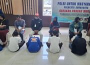 Sebanyak 65 remaja yang diduga pelaku demo ricuh di Solo melakukan sungkem untuk meminta maaf kepada orang tuanya di Markas Polresta Solo pada Minggu (31/8/2025). (Liputan6.com/Fajar Abrori)/Ulanda.id