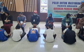 Sebanyak 65 remaja yang diduga pelaku demo ricuh di Solo melakukan sungkem untuk meminta maaf kepada orang tuanya di Markas Polresta Solo pada Minggu (31/8/2025). (Liputan6.com/Fajar Abrori)/Ulanda.id
