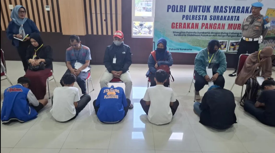 Sebanyak 65 remaja yang diduga pelaku demo ricuh di Solo melakukan sungkem untuk meminta maaf kepada orang tuanya di Markas Polresta Solo pada Minggu (31/8/2025). (Liputan6.com/Fajar Abrori)/Ulanda.id